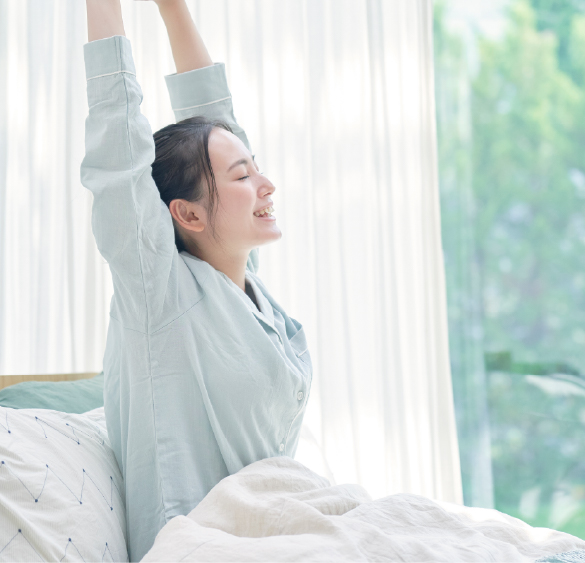 気持よく伸びをする女性